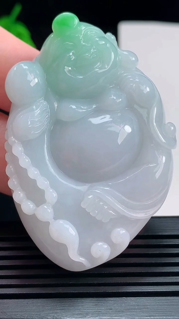 天然A货翡翠逍遥佛吊坠，尺寸59-41-12.5 重量:56.17g
7月22日