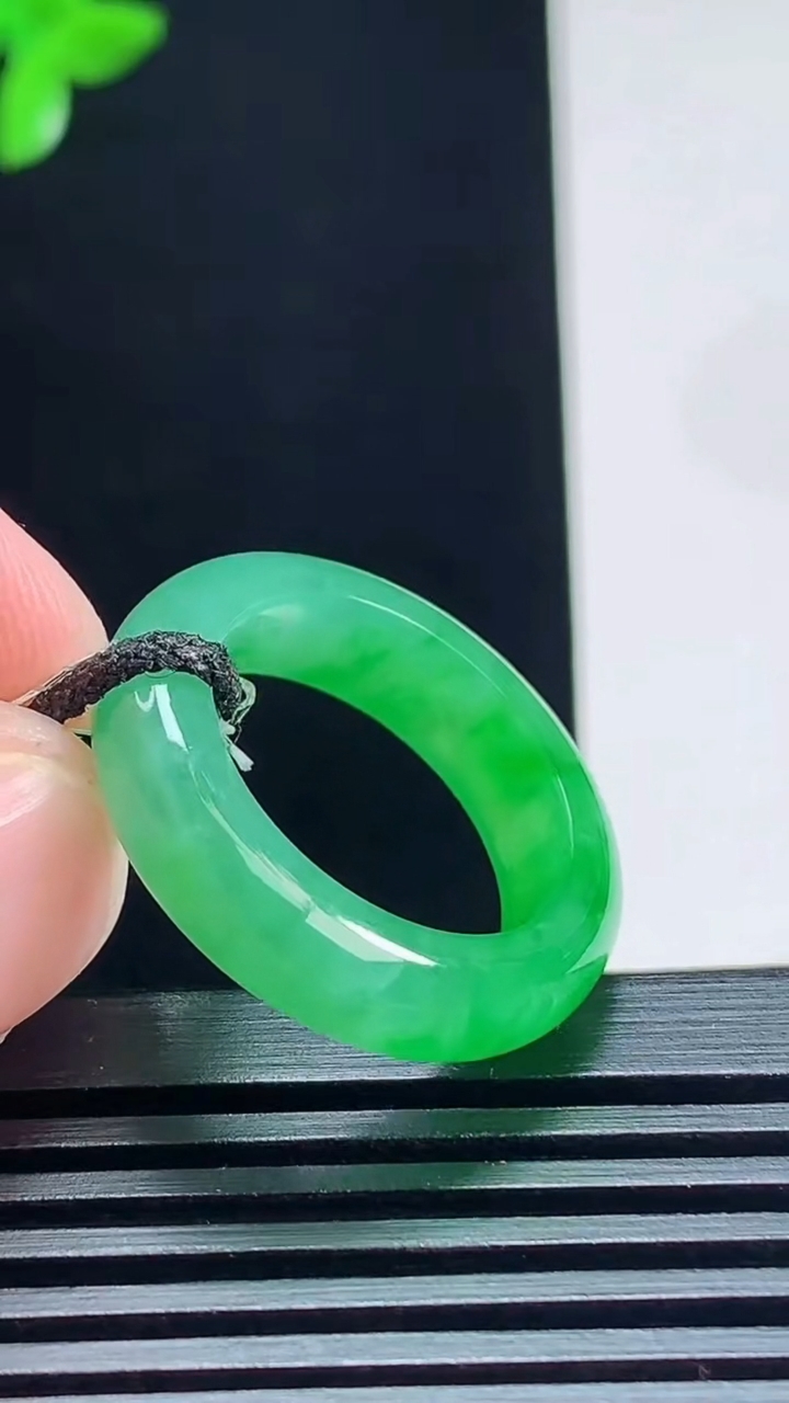 天然A货翡翠玉指环 戒指，尺寸17.5-5.6-3.6 重量:4.81g2026年7月22日
工厂直销收藏佳品,种好水足，色泽均匀，有种有色，上手高大气！