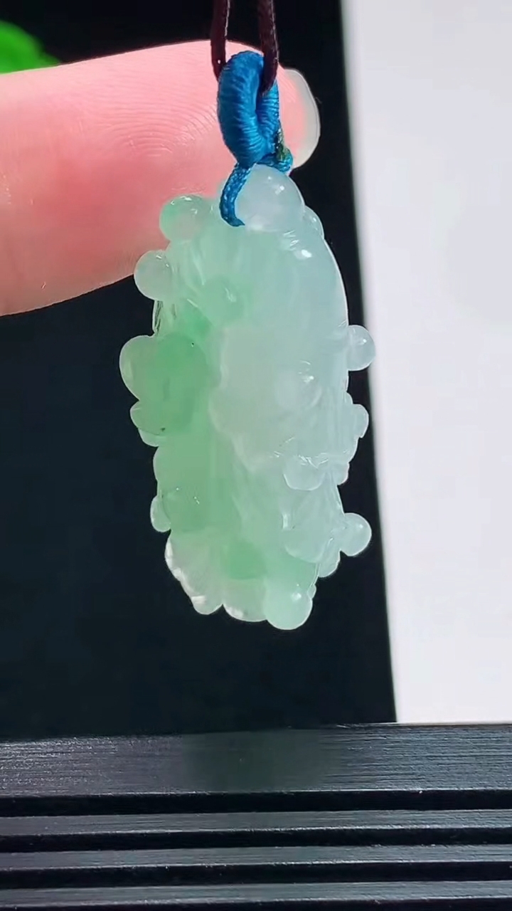 天然A货翡翠白菜吊坠，尺寸32.5-15.6-9.6 重量:9.11g
7月22日