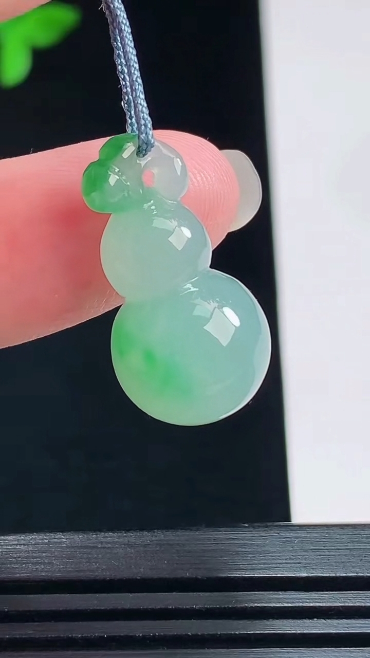 天然A货翡翠葫芦吊坠，尺寸24-12.5 重量:4.40g
7月22日