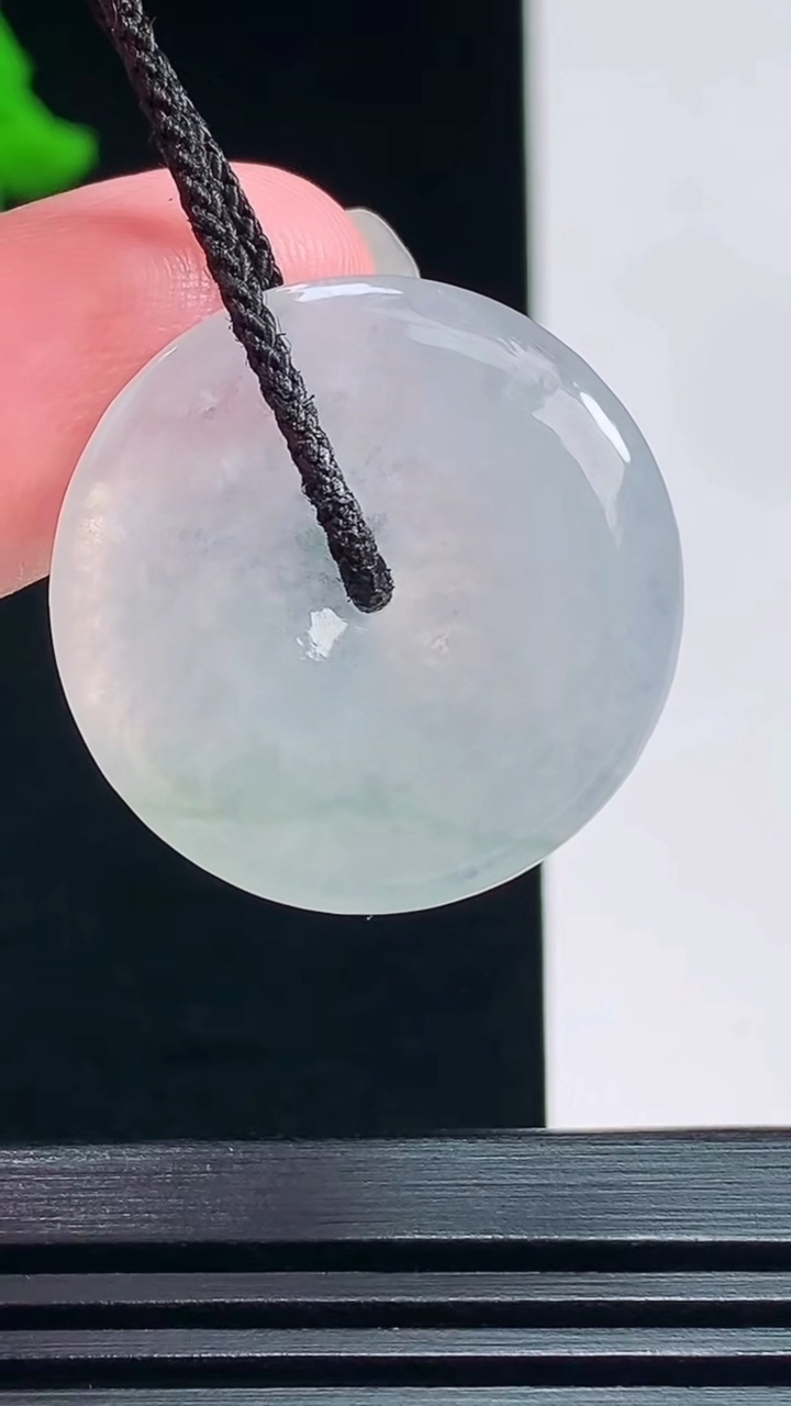 天然A货翡翠平安扣吊坠，尺寸25.5-4.2 重量:5.96g
7月22日