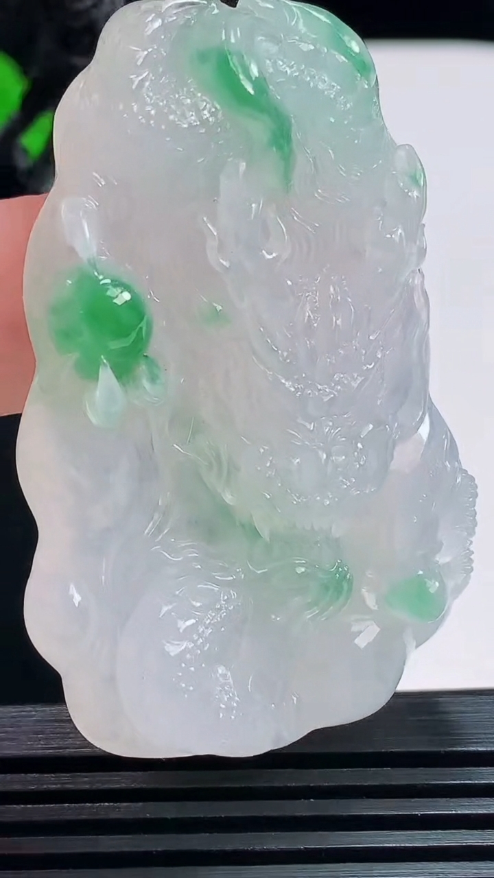天然A货翡翠龙牌吊坠，尺寸52-34-10.5 重量:26.95g
7月22日