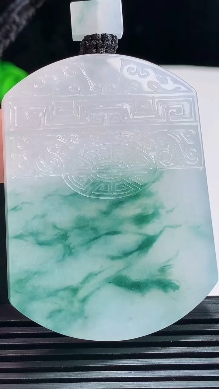 天然A货翡翠种飘花仿古无事牌吊坠，尺寸56-42-6 重量:48.85g
7月22日