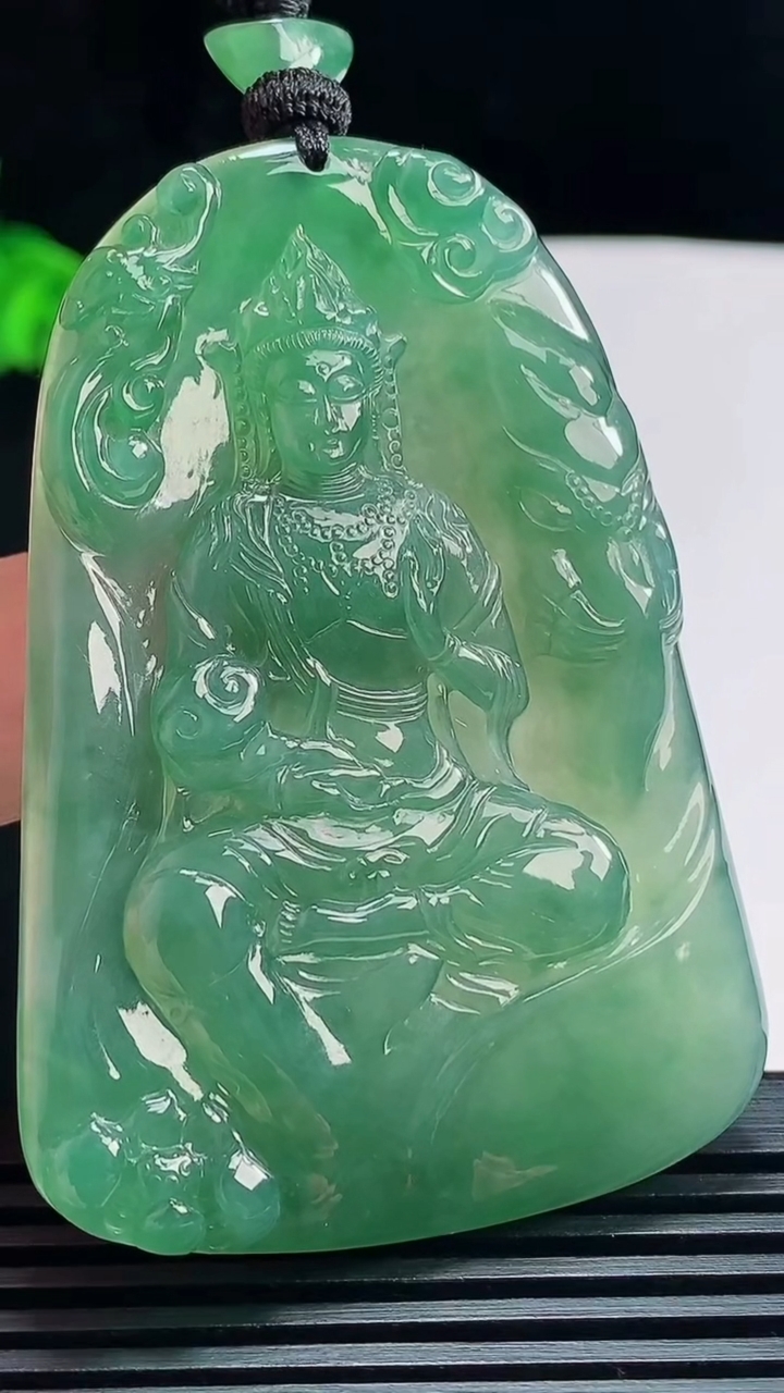 天然A货翡翠普贤菩萨吊坠，尺寸61-42.5-4.6 重量:34.50g
7月22日