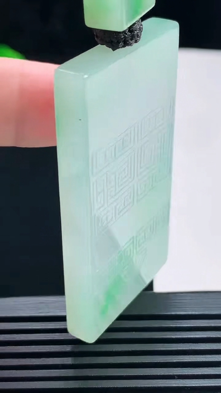 天然A货翡翠仿古无事牌吊坠，尺寸53-29-6 重量:36.30g
7月22日