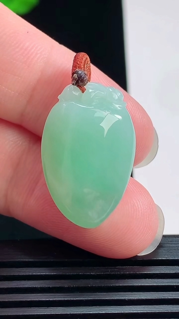 天然A货翡翠福瓜吊坠，尺寸24-16-10 重量:7.07g
7月22日