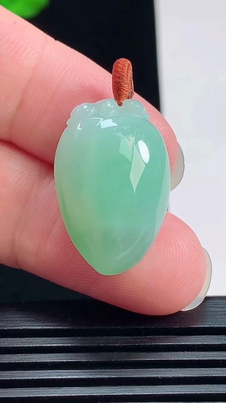 天然A货翡翠福瓜吊坠，尺寸24-16-10 重量:7.07g
7月22日