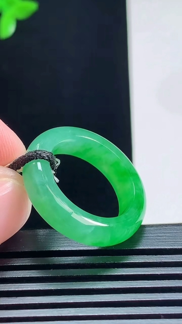 天然A货翡翠玉指环 戒指，尺寸17.5-5.6-3.6 重量:4.81g2026年7月22日
工厂直销收藏佳品,种好水足，色泽均匀，有种有色，上手高大气！