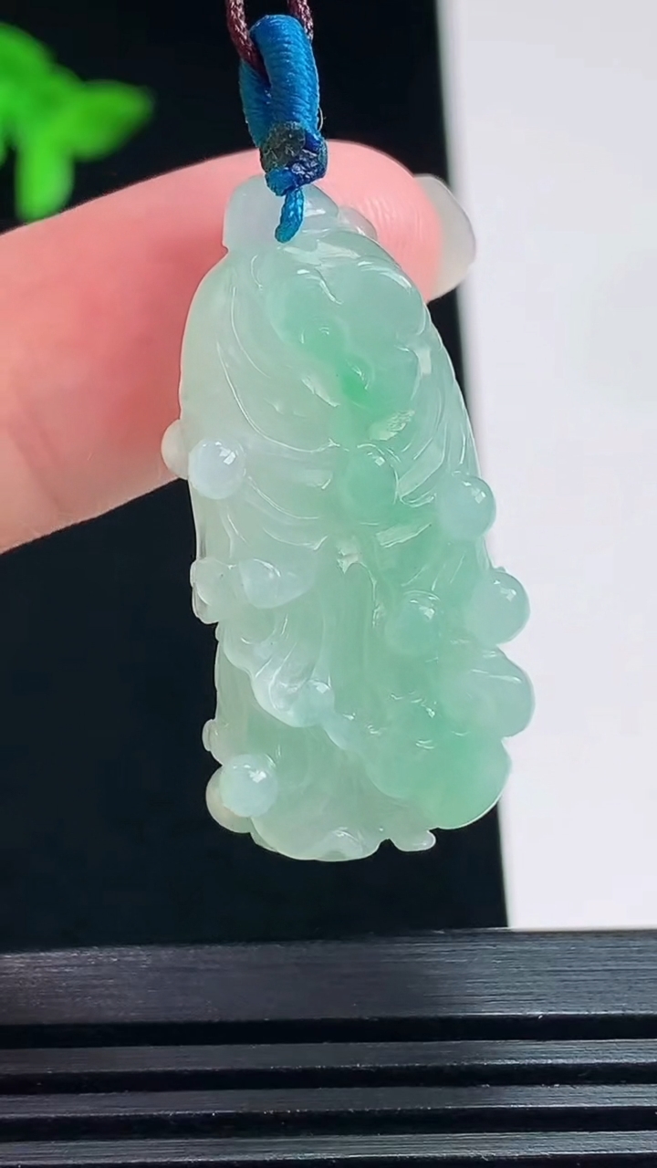 天然A货翡翠白菜吊坠，尺寸32.5-15.6-9.6 重量:9.11g
7月22日