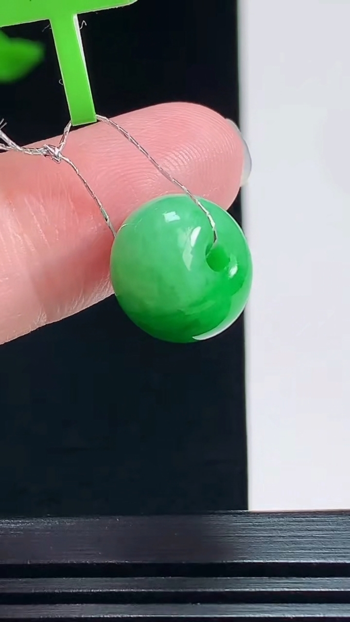 天然A货翡翠路路通吊坠，尺寸12.5-9 重量:3.00g
7月22日