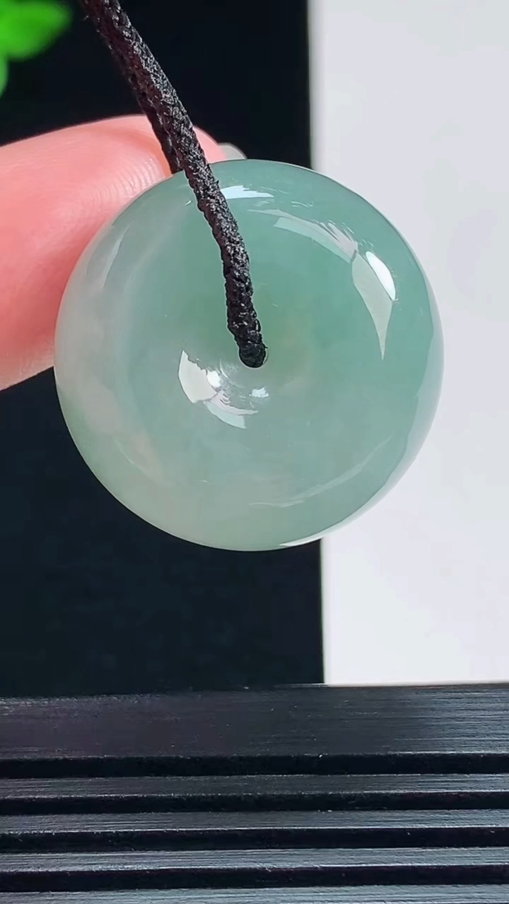 天然A货翡翠飘花路路通吊坠，尺寸24-12 重量:15.49g
7月22日