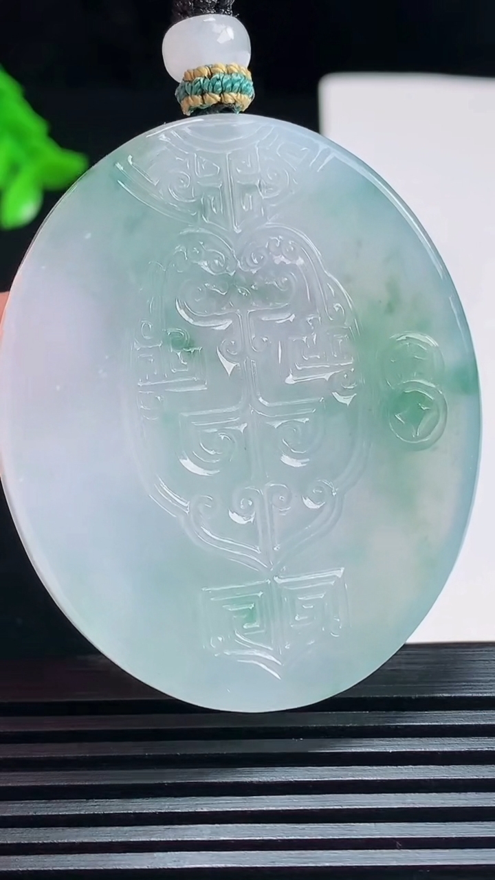 天然A货翡翠种飘花仿古无事牌吊坠，尺寸49-41.5-5.5 重量:29.84g
7月22日
