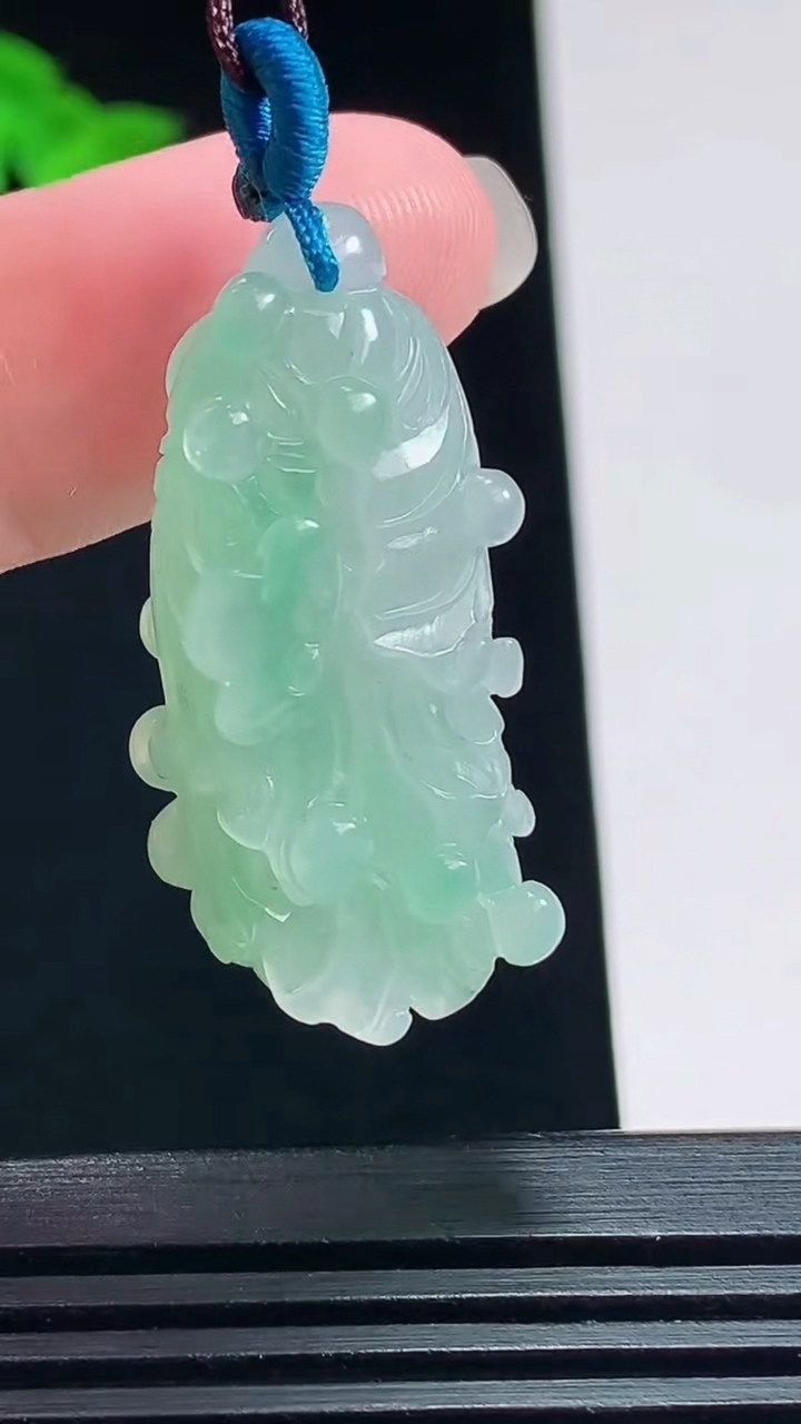 天然A货翡翠白菜吊坠，尺寸32.5-15.6-9.6 重量:9.11g
7月22日