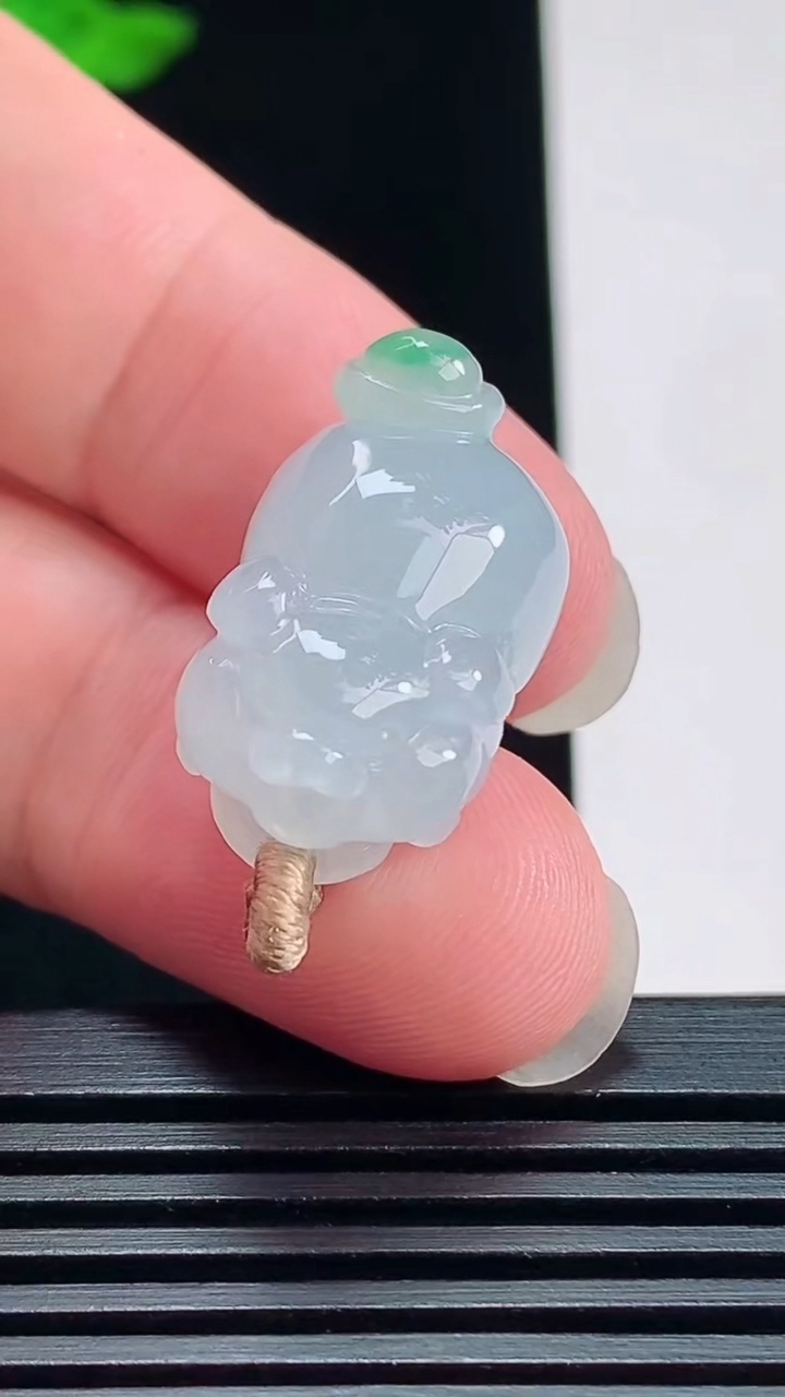 天然A货翡翠生肖猪吊坠，尺寸22.5-13-12.6 重量:8.05g
7月22日