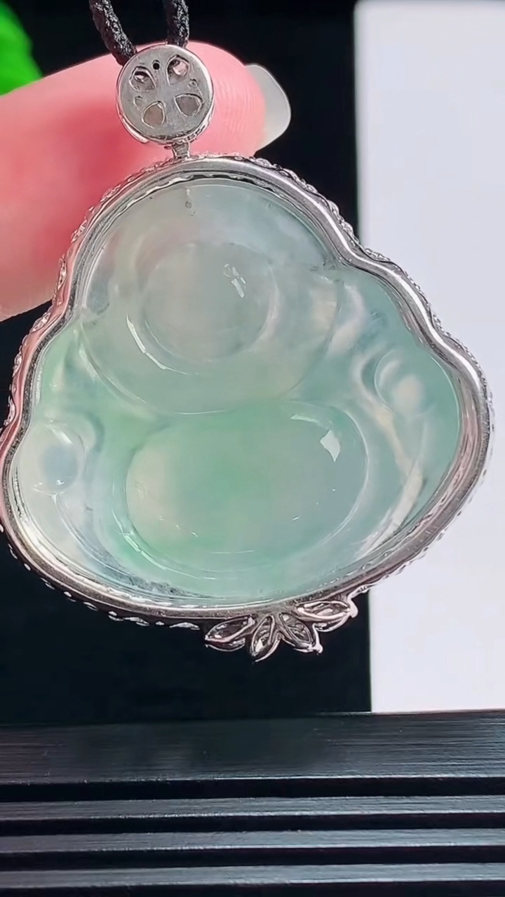 天然A货翡翠佛公吊坠，尺寸43-36-12.3，裸石30-32 重量:14.99g
7月22日