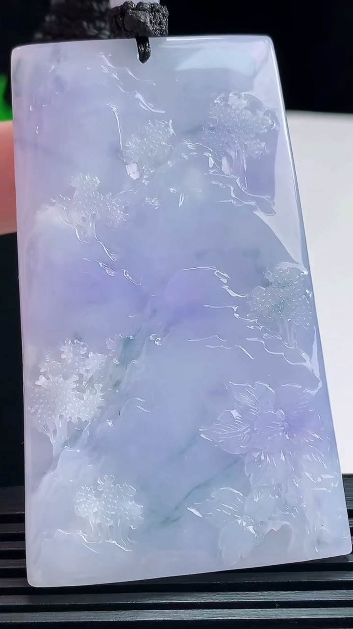 天然A货翡翠紫罗兰 飘花山水牌吊坠，尺寸67-39-9.6 重量:58.57g
7月22日