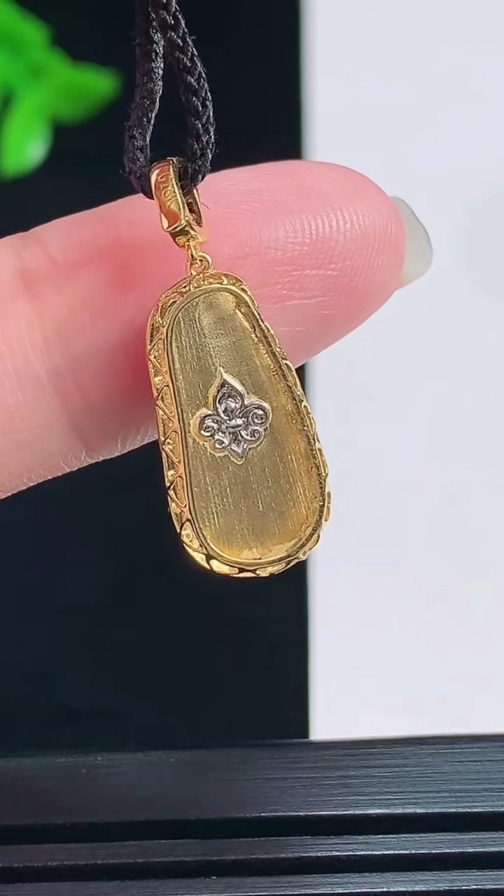 天然A货翡翠福豆吊坠，尺寸23-9.5-5，裸石16-7.8 重量:1.40g
7月22日
