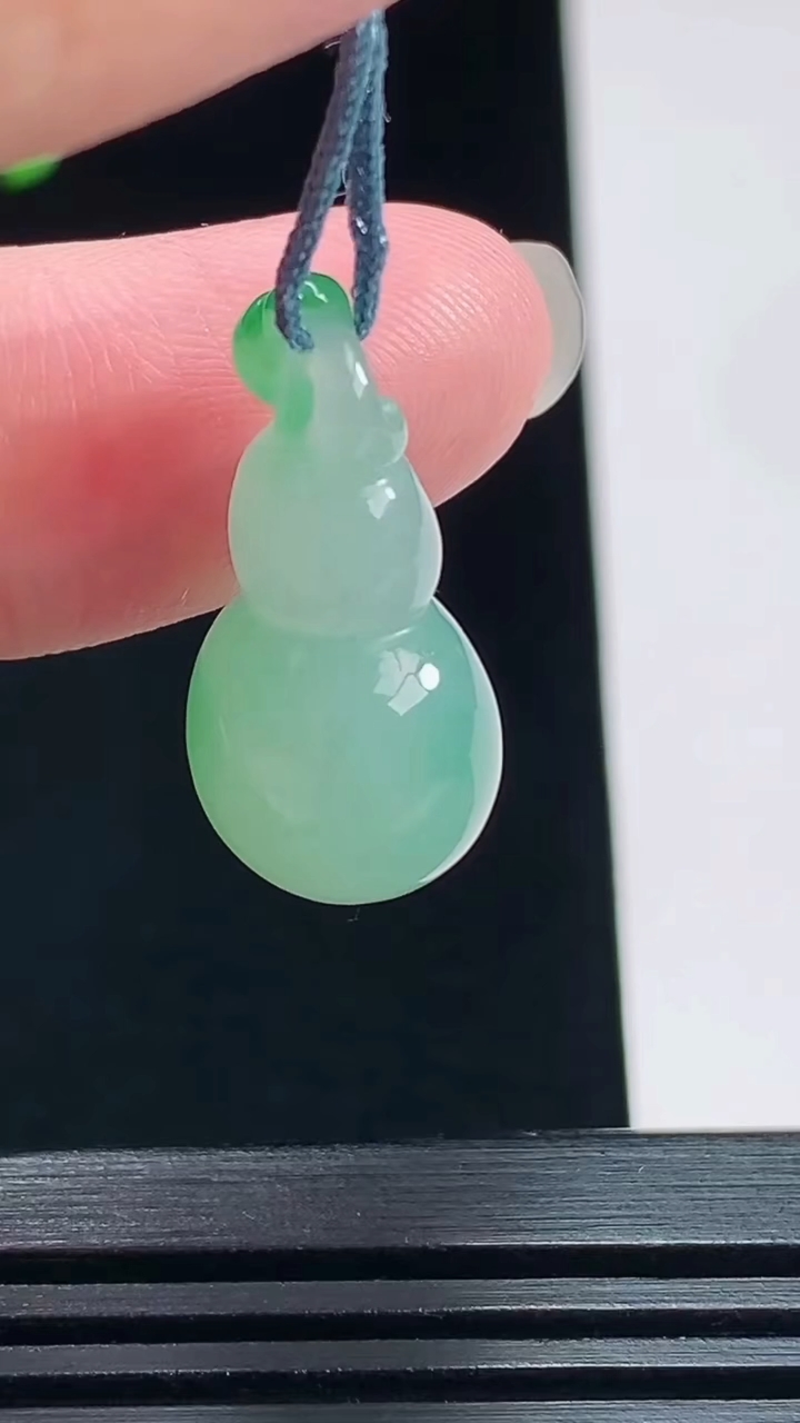 天然A货翡翠葫芦吊坠，尺寸24-12.5 重量:4.40g
7月22日