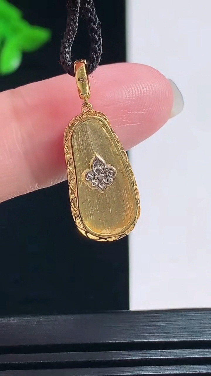 天然A货翡翠福豆吊坠，尺寸23-9.5-5，裸石16-7.8 重量:1.40g
7月22日