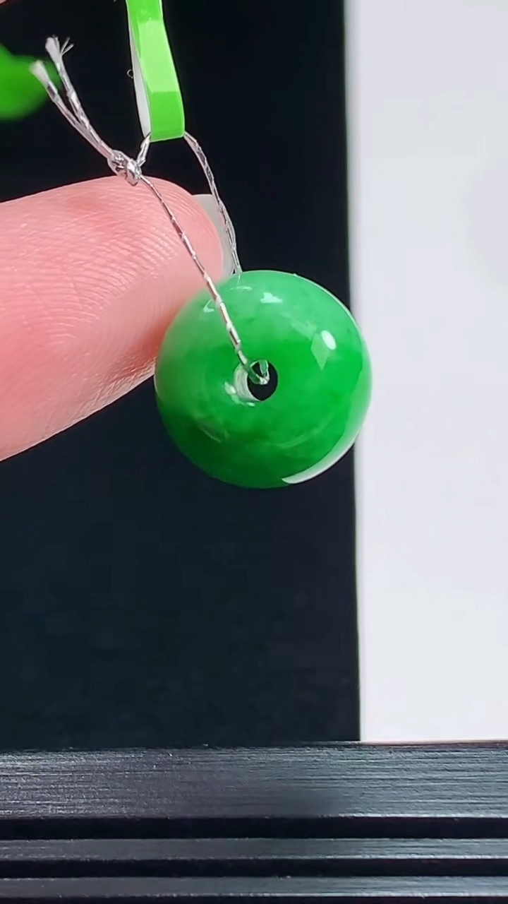 天然A货翡翠路路通吊坠，尺寸12.5-9 重量:3.00g
7月22日