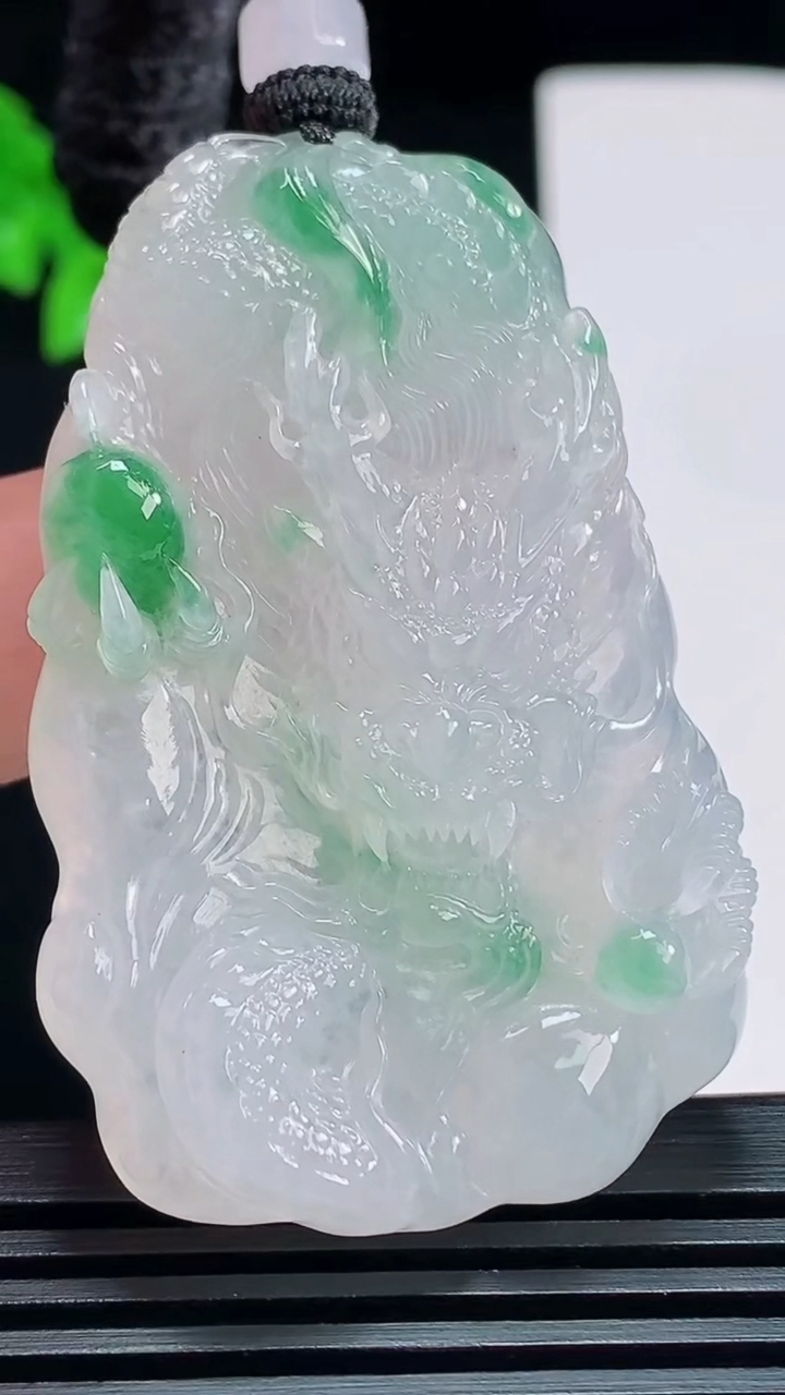 天然A货翡翠龙牌吊坠，尺寸52-34-10.5 重量:26.95g
7月22日