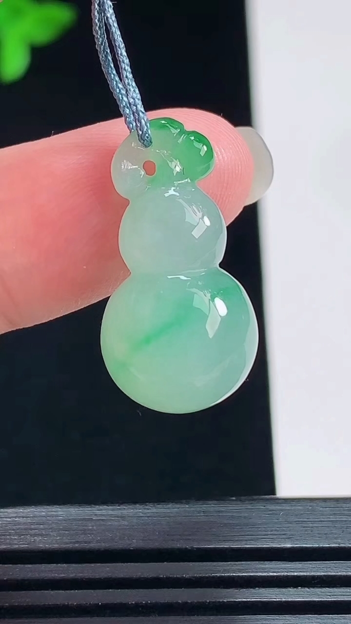 天然A货翡翠葫芦吊坠，尺寸24-12.5 重量:4.40g
7月22日