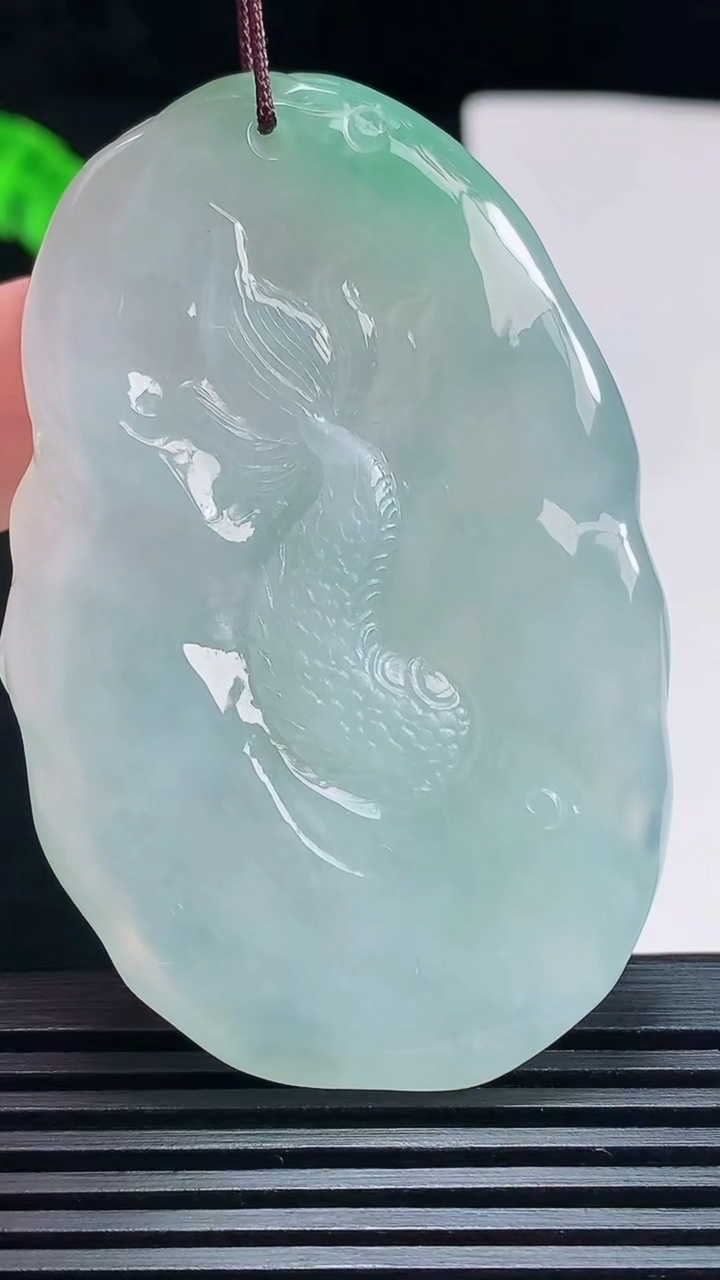天然A货翡翠龙牌吊坠，尺寸61-40-10 重量:46.81g
7月23日