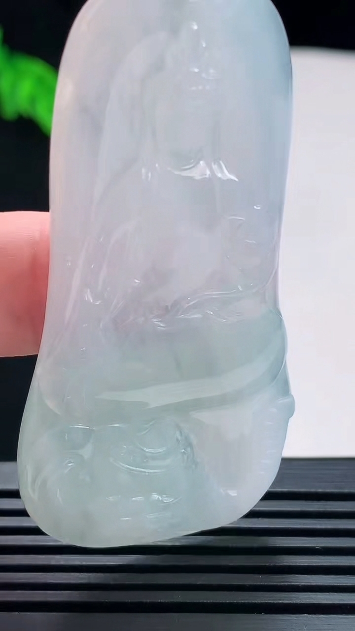 天然A货翡翠普贤菩萨吊坠，尺寸65-31.5-5.6 重量:24.77g
7月23日