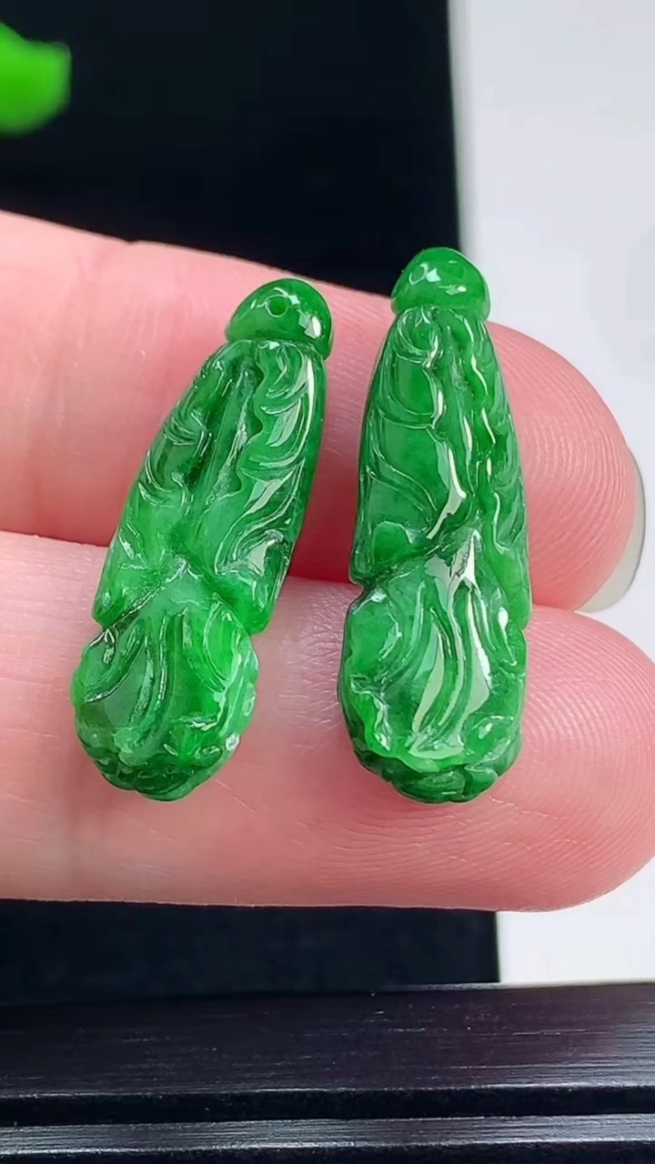 天然A货翡翠白菜吊坠一对，尺寸26-9-4.2 重量:3.33g
7月23日