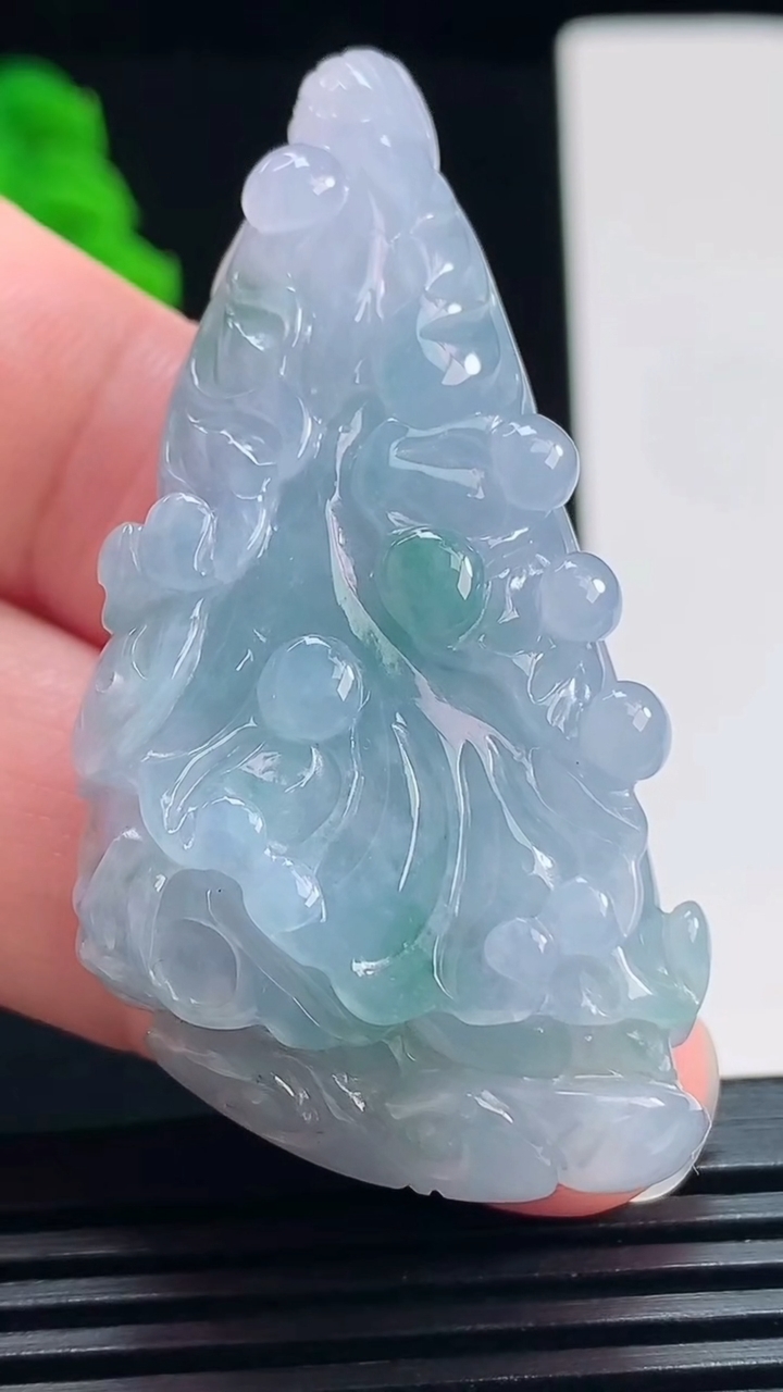 天然A货翡翠紫罗兰 飘花白菜吊坠，尺寸55-28-12.5 重量:30.33g
7月23日