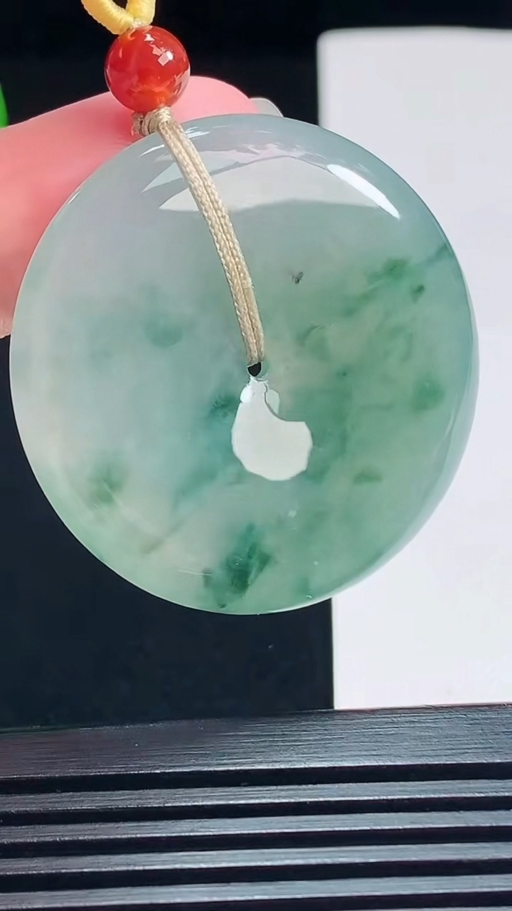 天然A货翡翠飘花平安扣吊坠，尺寸38-6 重量:19.36g
7月23日
