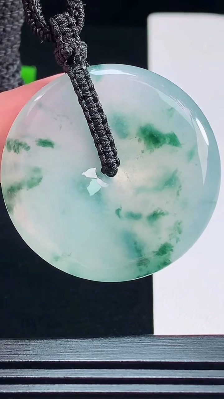 天然A货翡翠冰种飘花平安扣吊坠，尺寸37-6 重量:19.57g
7月23日
