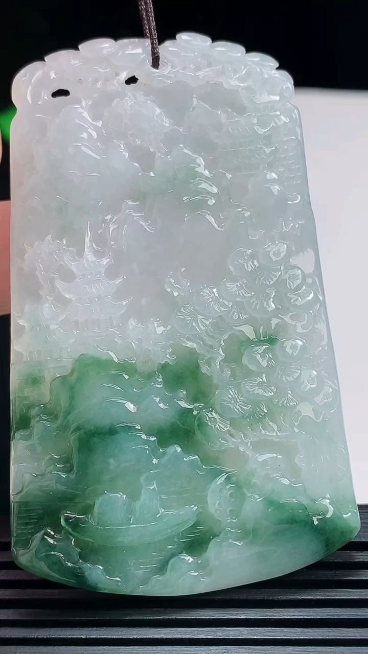 天然A货翡翠牌吊坠，尺寸70-43.2-6 重量:38.32g
7月23日