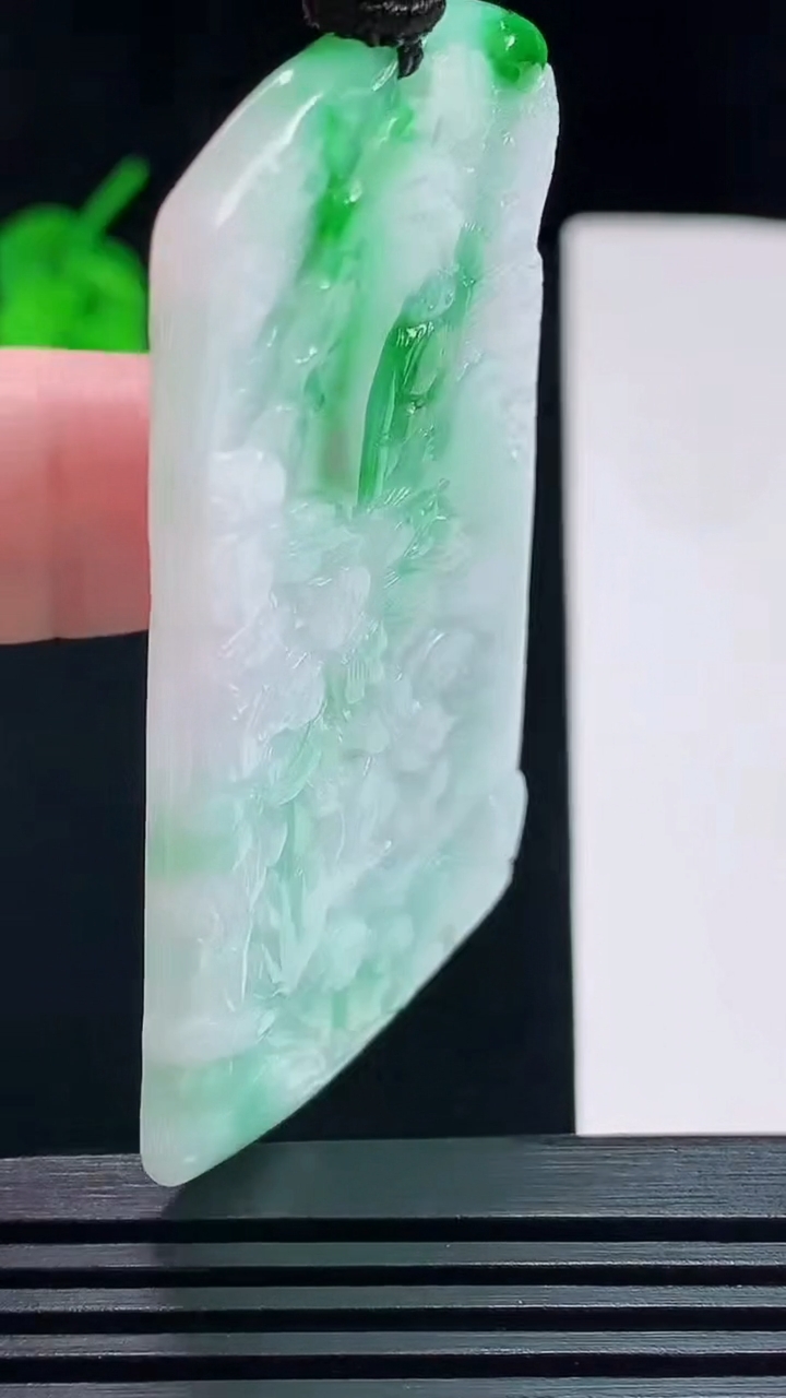 天然A货翡翠山水牌吊坠，尺寸61.5-35.5-4.5 重量:31.14g
7月23日