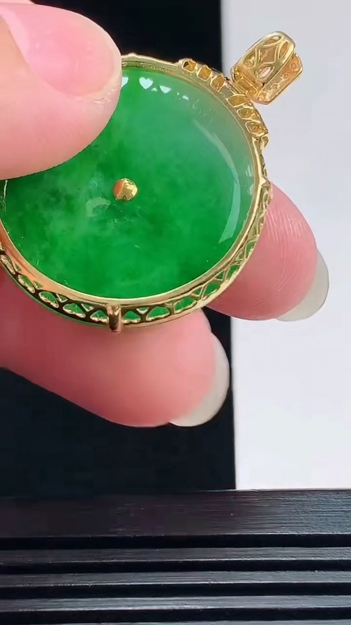 天然A货翡翠平安扣吊坠，尺寸36-27.5-5.2，裸石27 重量:7.26g
7月23日