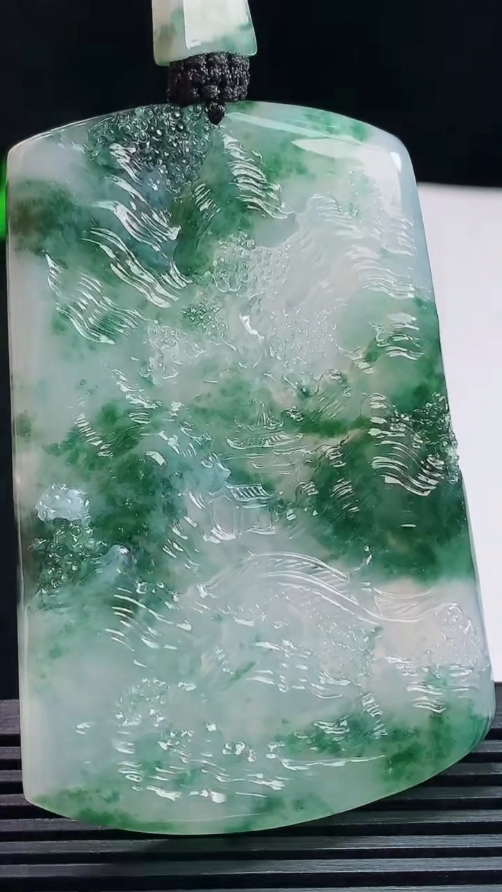 天然A货翡翠种飘花山水牌吊坠，尺寸66-45-6 重量:48.26g
7月23日