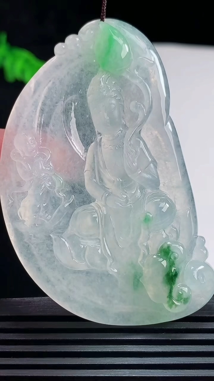 天然A货翡翠大势至菩萨吊坠，尺寸66-40.5-7 重量:32.04g
7月23日
