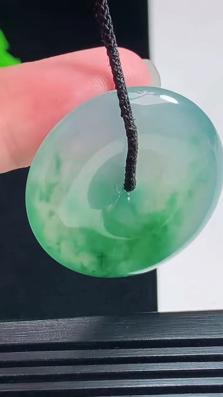 天然A货翡翠平安扣吊坠，尺寸32-5.5 重量:12.34g
7月23日