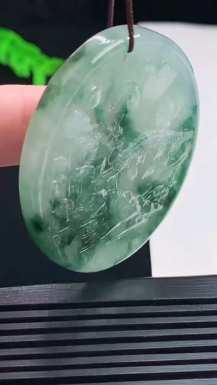 天然A货翡翠牌吊坠，尺寸51.5-42-5.2 重量:27.95g
7月23日