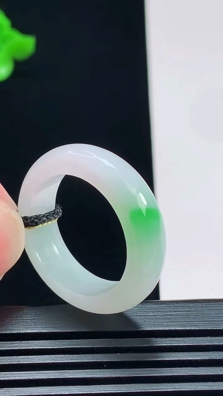 天然A货翡翠玉指环 戒指，尺寸19.6-6.6-3.6 重量:5.95g2026年7月23日
工厂直销收藏佳品,种好水足，色泽均匀，有种有色，上手高大气！