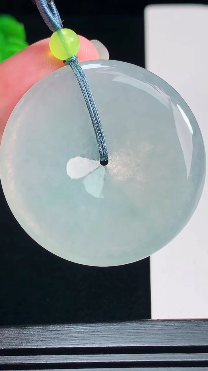 天然A货翡翠平安扣吊坠，尺寸40-5.5 重量:19.29g
7月23日