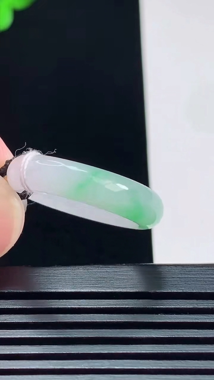 天然A货翡翠玉指环 戒指，尺寸17.8-5.5-3.5 重量:3.56g2026年7月23日
工厂直销收藏佳品,种好水足，色泽均匀，有种有色，上手高大气！