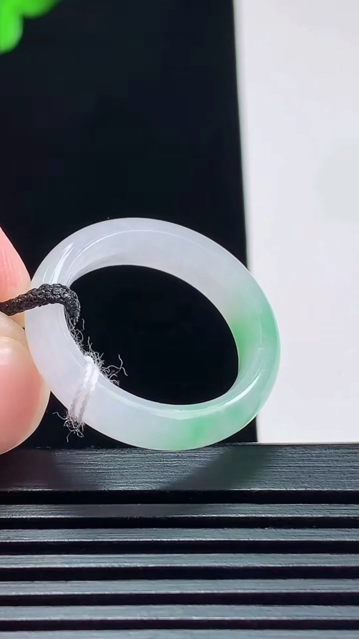 天然A货翡翠玉指环 戒指，尺寸17.8-5.5-3.5 重量:3.56g2026年7月23日
工厂直销收藏佳品,种好水足，色泽均匀，有种有色，上手高大气！