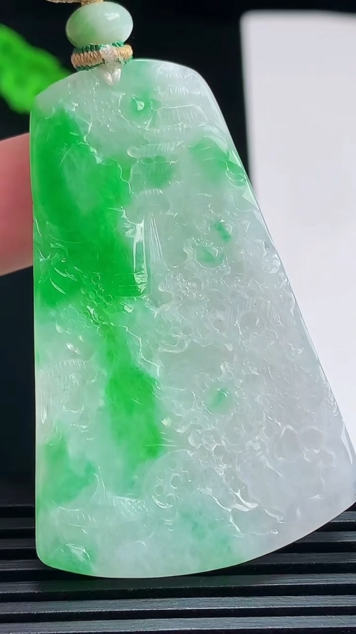 天然A货翡翠山水牌吊坠，尺寸54-34.5-5 重量:22.50g
7月23日
