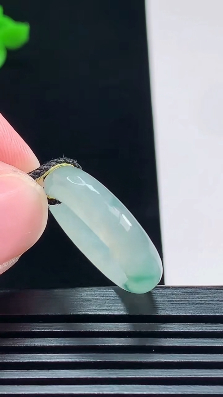 天然A货翡翠飘花玉指环 戒指，尺寸16.8-5.5-3.2 重量:3.43g2026年7月23日
工厂直销收藏佳品,种好水足，色泽均匀，有种有色，上手高大气！