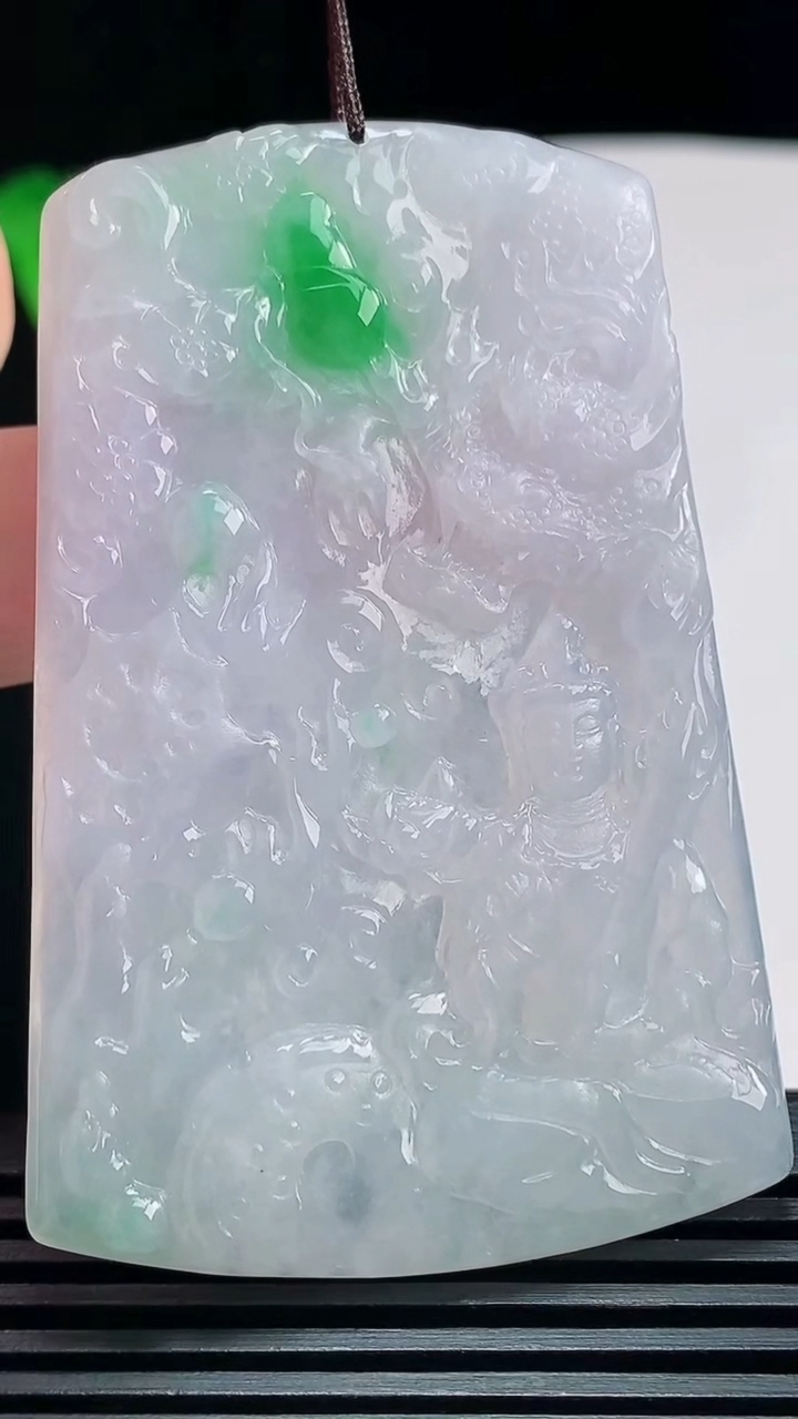 天然A货翡翠春带彩 飘阳绿祥龙虚空藏菩萨吊坠，尺寸64-42-4.2 重量:27.20g
7月23日