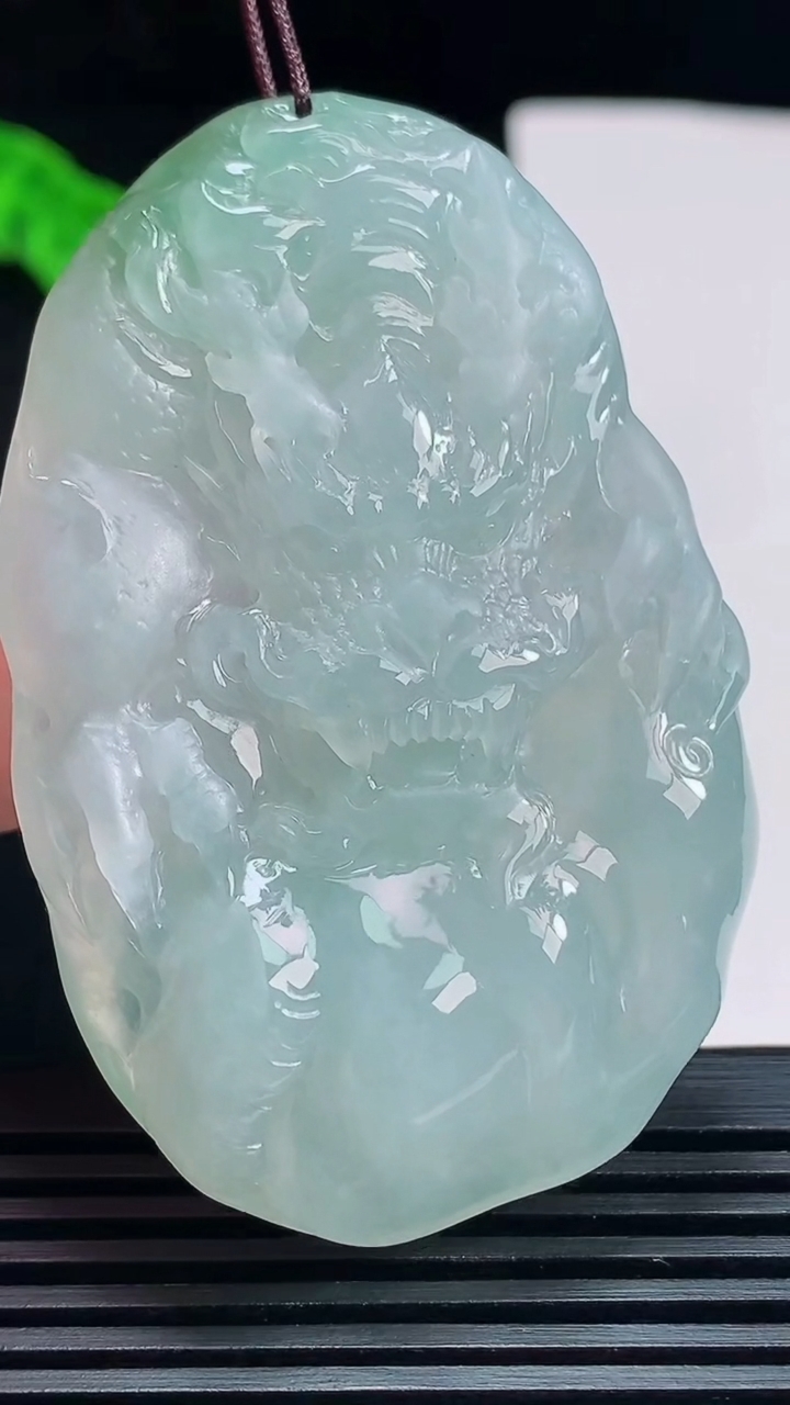 天然A货翡翠龙牌吊坠，尺寸61-40-10 重量:46.81g
7月23日