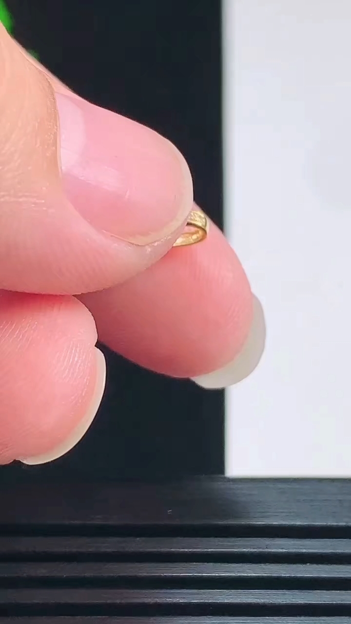 天然A货翡翠无事牌吊坠，尺寸27-12-5，裸石20-12 重量:2.74g
7月23日