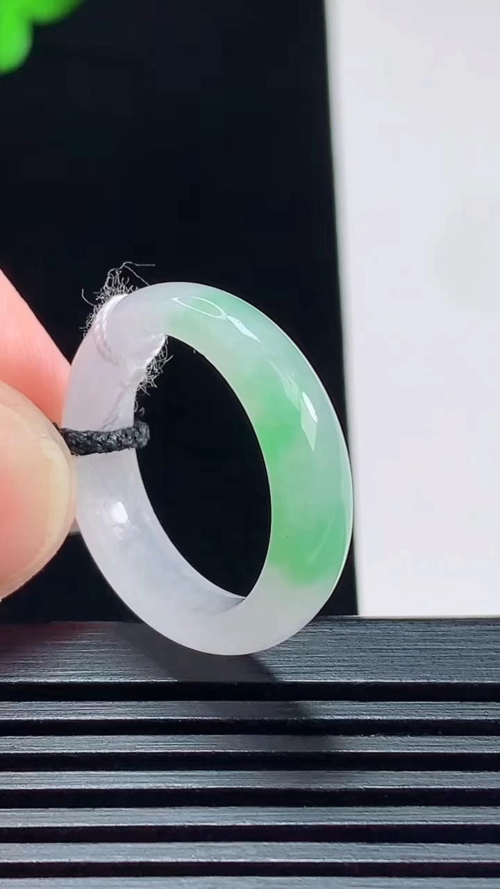 天然A货翡翠玉指环 戒指，尺寸17.8-5.5-3.5 重量:3.56g2026年7月23日
工厂直