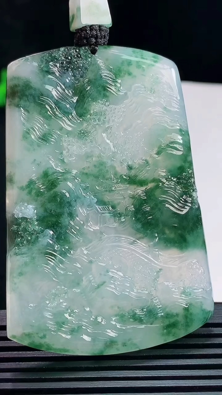 天然A货翡翠种飘花山水牌吊坠，尺寸66-45-6 重量:48.26g
7月23日